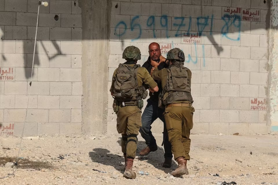 اعتقال فلسطيني خلال احتجاج لسكان مخيم نور شمس قرب طولكرم للمطالبة بالعودة إلى منازلهم في الضفة الغربية، 18 تشرين الثاني/نوفمبر 2025. (أ ف ب)