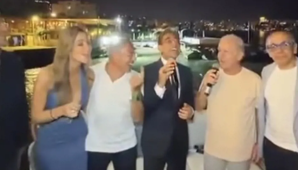 السفير الأميركي يغني مع وائل كفوري في بيروت