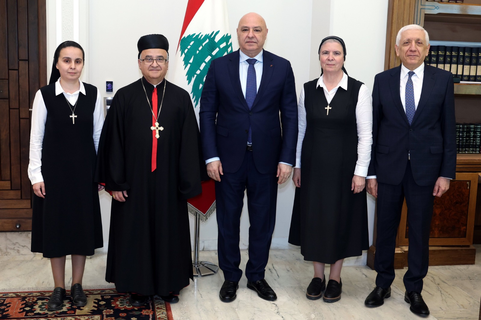 عون مع وفد من جمعية راهبات العائلة المقدسة المارونيات. (الرئاسة اللبنانية)