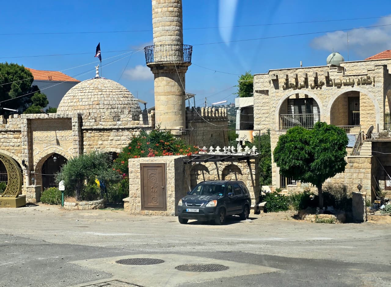 حركة معدومة في ساحة الريحان ومقر اتحاد بلديات جبل الريحان (تصوير أحمد منتش).