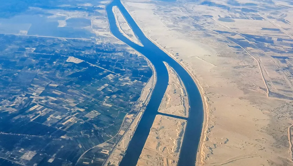 قناة السويس تترقب فتح هرمز... انتعاش مرتقب أم تعافٍ بطيء؟