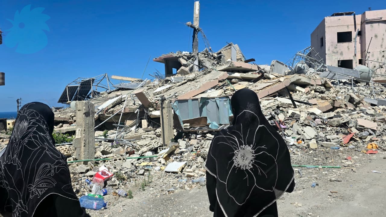 مواطنون أمام ركام منازلهم (أحمد منتش).