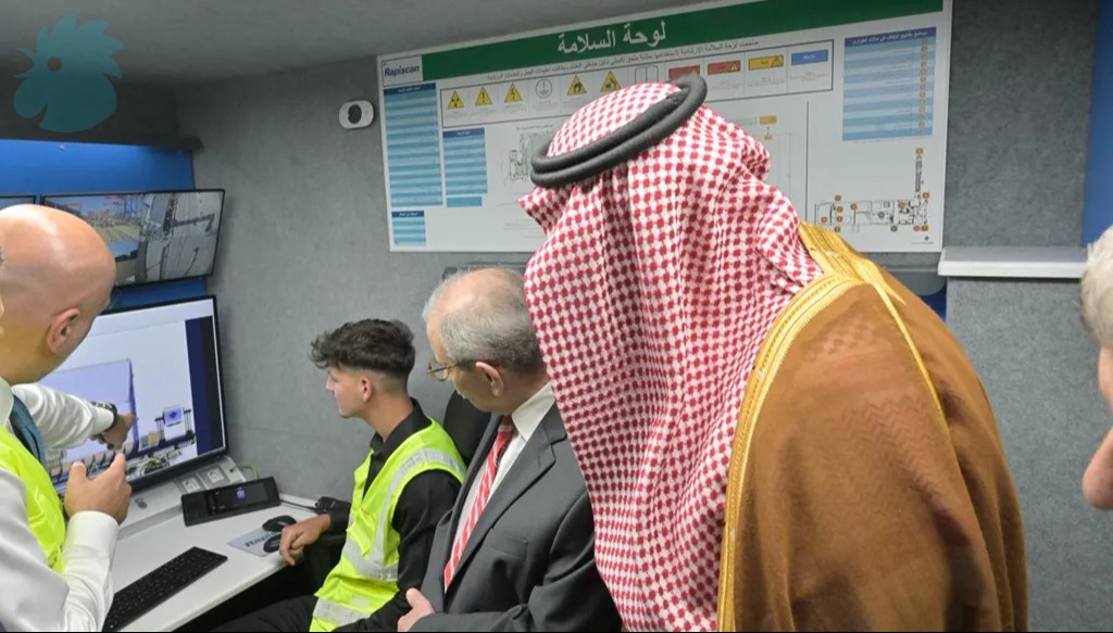 رئيس الحكومة نواف سلام والسفير السعودي يشرفان  على إطلاق أول حاوية من مرفأ بيروت إلى السعودية بعد رفع الحظر عن الصادرات اللبنانية (نبيل إسماعيل). 