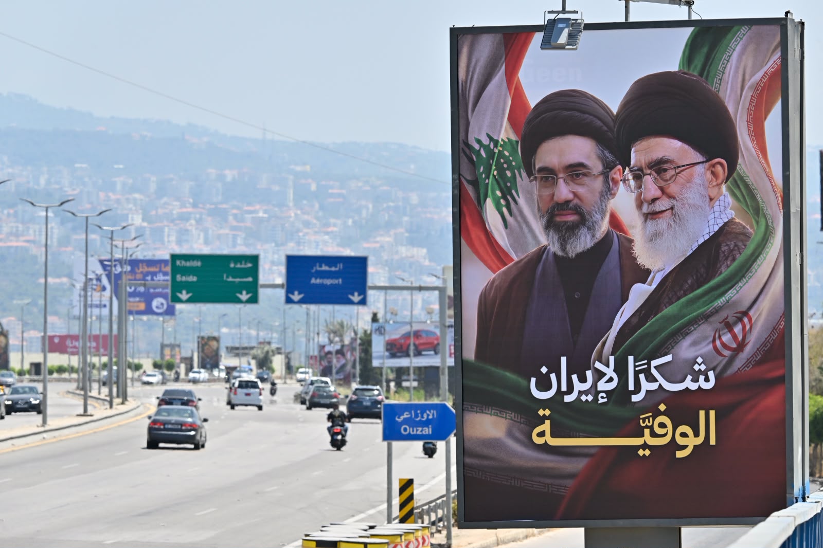 صور خامنئي على طريق مطار بيروت مذيّلة بعبارة شكراً إيران الوفية (تصوير حسام شبارو).