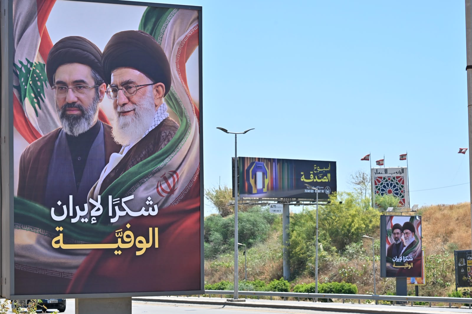 صور خامنئي على طريق مطار  بيروت مذيّلة بعبارة شكراً إيران الوفية (تصوير حسام شبارو).