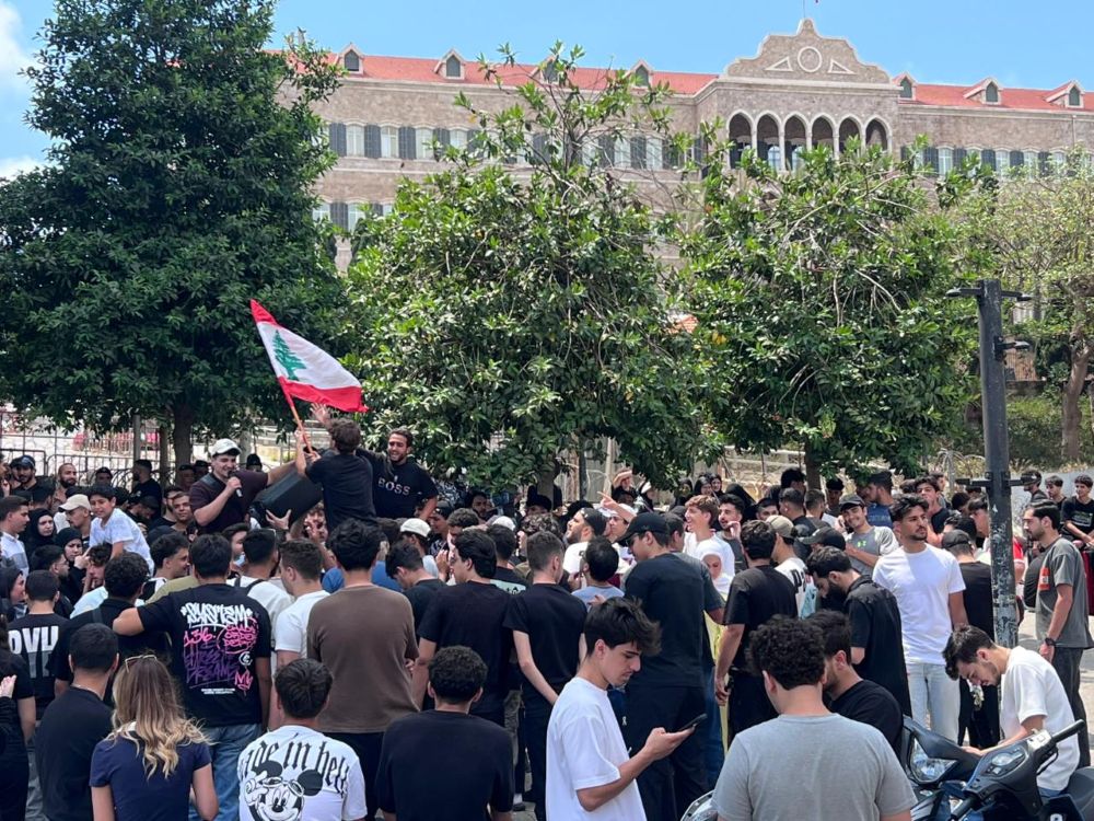 Un sit-in étudiant devant la sérail gouvernemental demandant l'annulation des examens officiels. (Nabil Ismail)