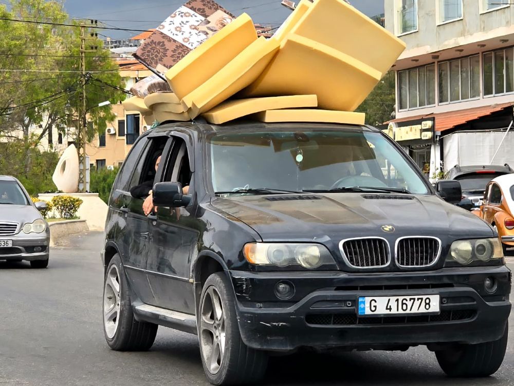 Une voiture transportant des personnes déplacées sur le chemin du retour vers le sud du Liban.