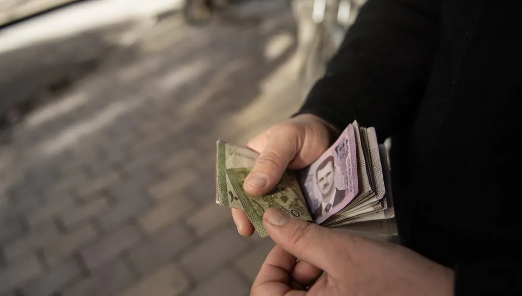 العملة السورية القديمة تودّع الأسواق... ماذا بعد 30 تموز؟