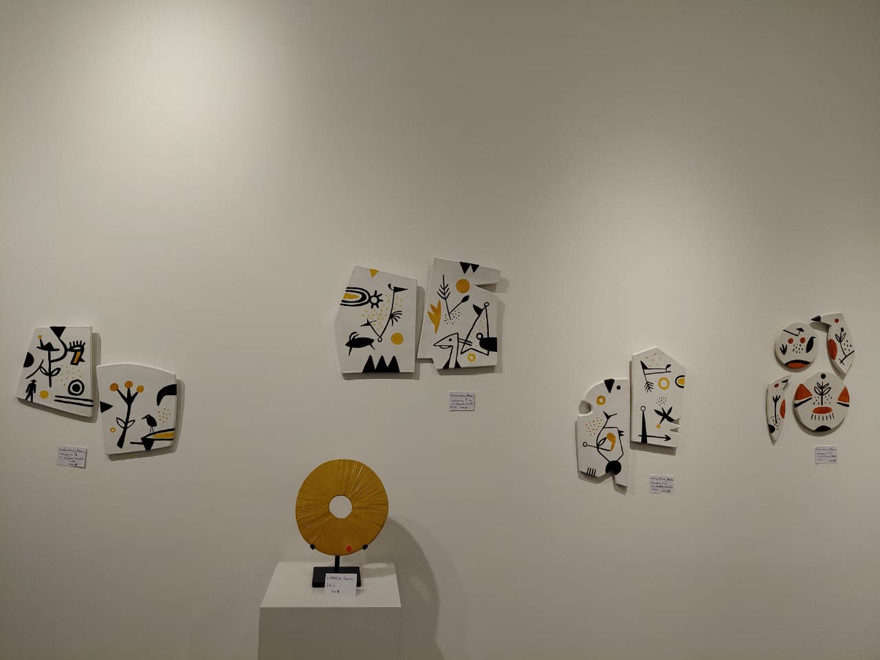 من القطع الخزفية المعروضة.