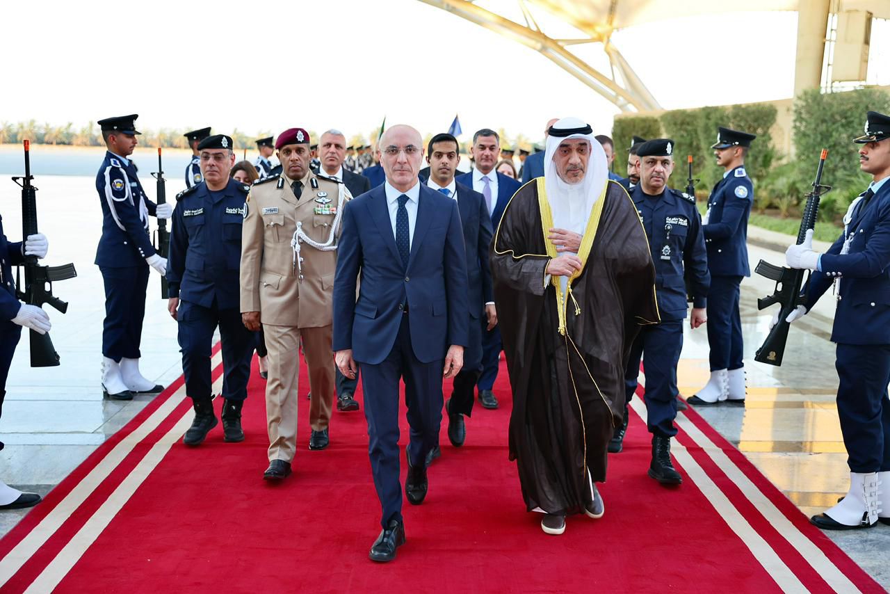 رئيس مجلس الوزراء وزير الداخلية الشيخ فهد يوسف سعود الصباح (يمين) ووزير الداخلية والبلديات أحمد الحجار 