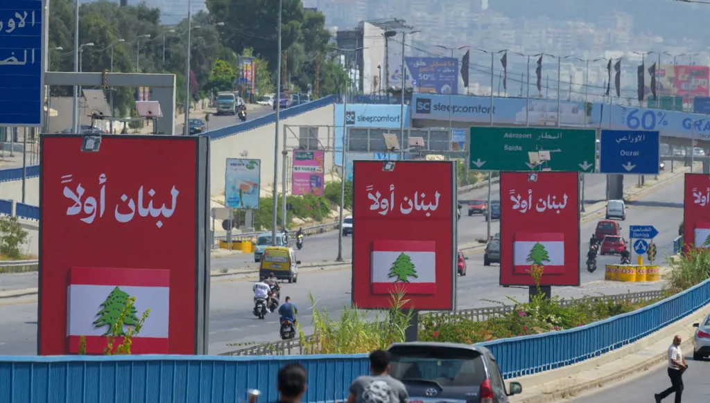 لافتات كُتب عليها "لبنان أولاً" على طريق مطار بيروت (نبيل اسماعيل).