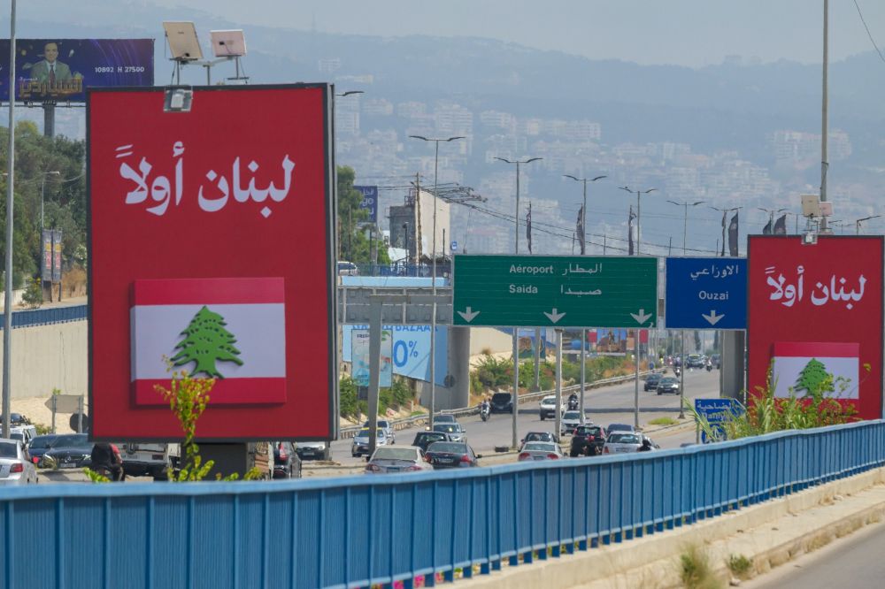 Affiches du Liban d'abord avant d'être brûlées sur la route de l'aéroport.