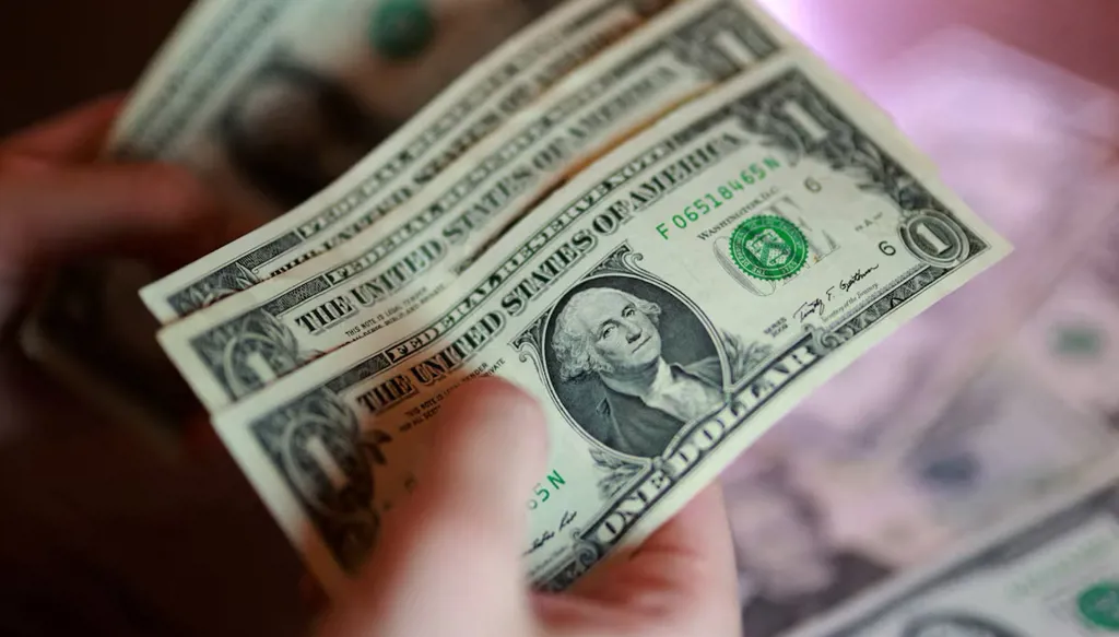 الدولار يقترب من أفضل أداء شهري في عام والذهب يتراجع
