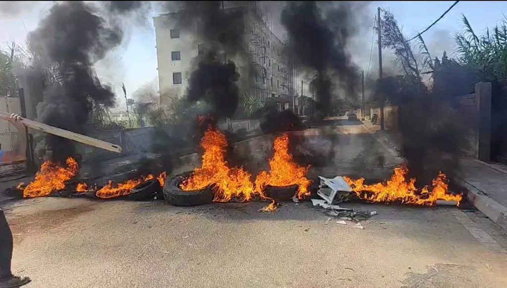 قطع الطريق احتجاجاً. 