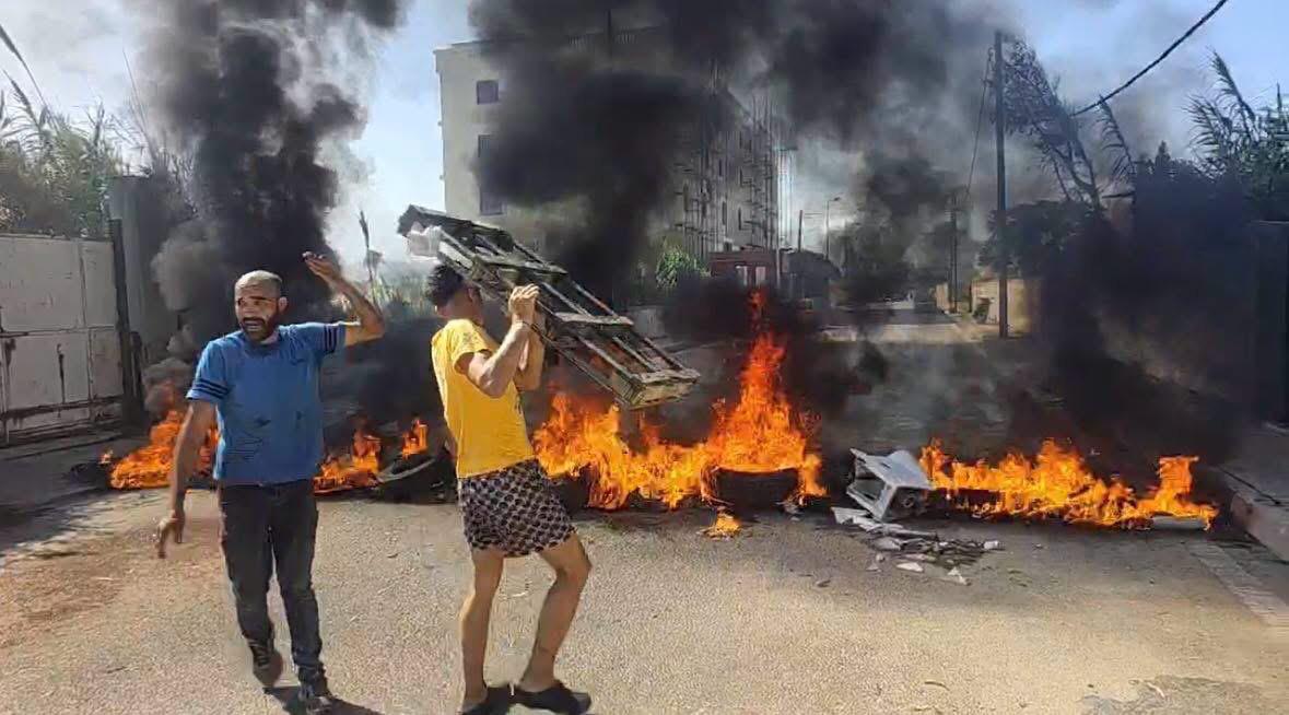 قطع الطريق احتجاجاً. 