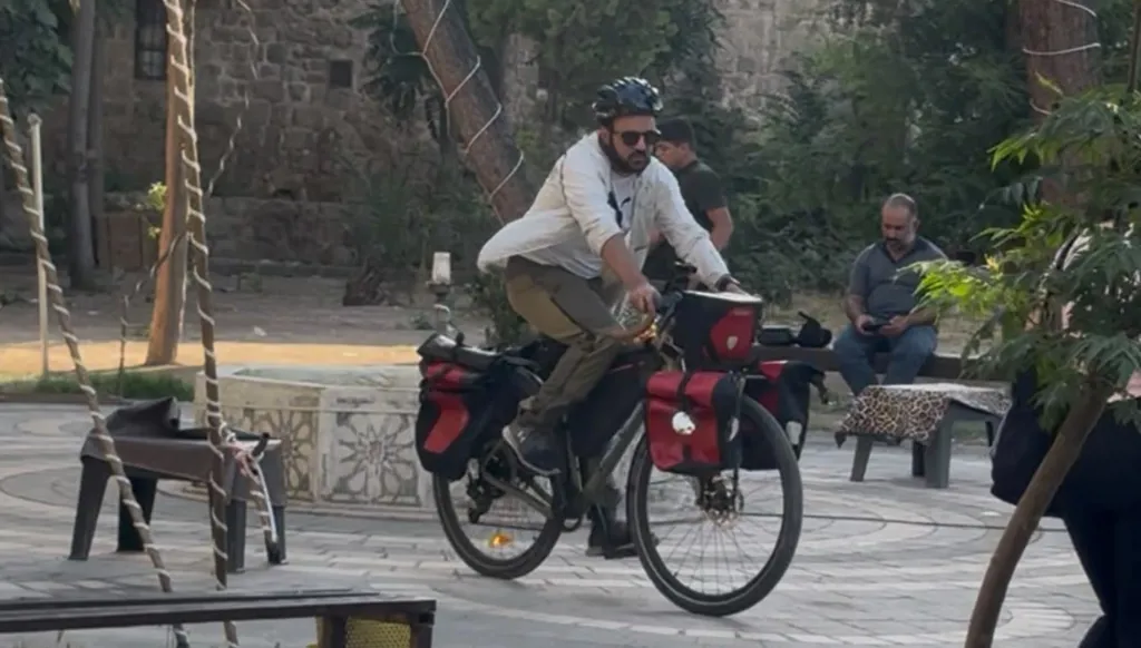 على "البيسيكليت"... رحّالة سوري يعبر 13 دولة دعماً للتعليم (فيديو)