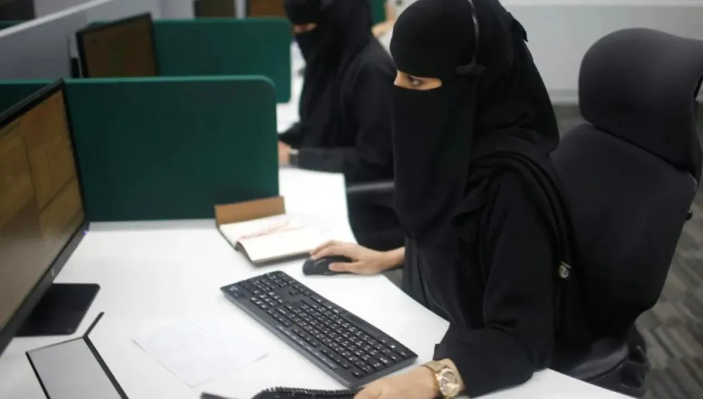 تراجعت البطالة في السّعودية.. لكنّ الرجال لم يشعروا بذلك كما النّساء