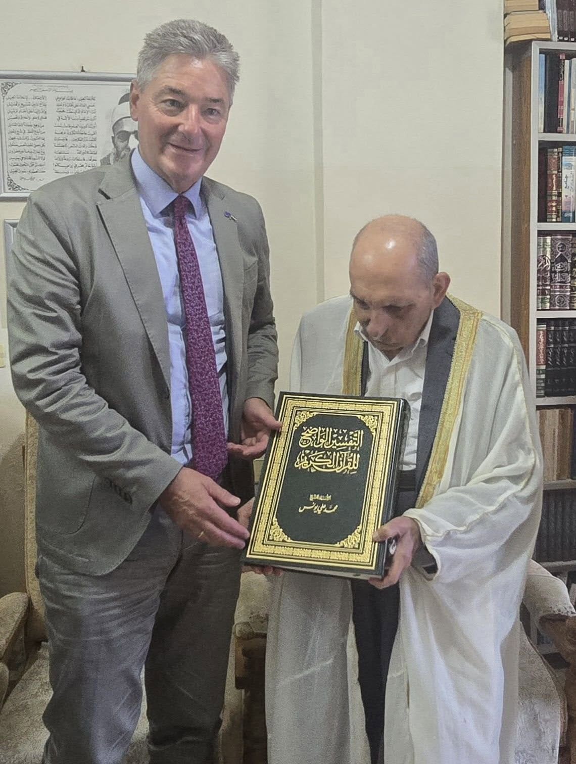 رئيس بعثة الاتحاد الأوروبي في سوريا ميخائيل أونماخت والشيخ محمد علي يونس. (النهار)