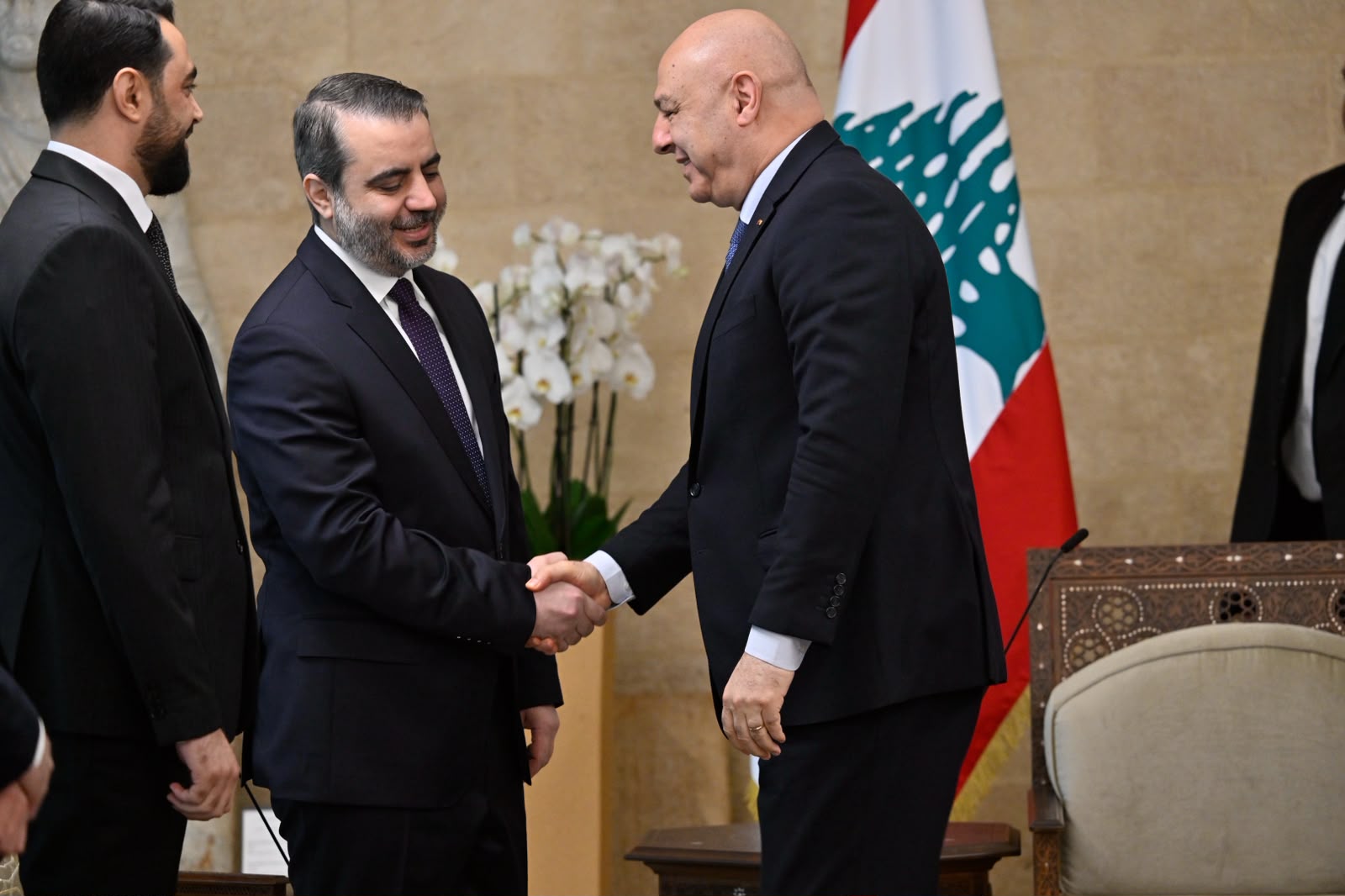 عون يصافح الشيباني في قصر بعبدا (حسام شبارو).