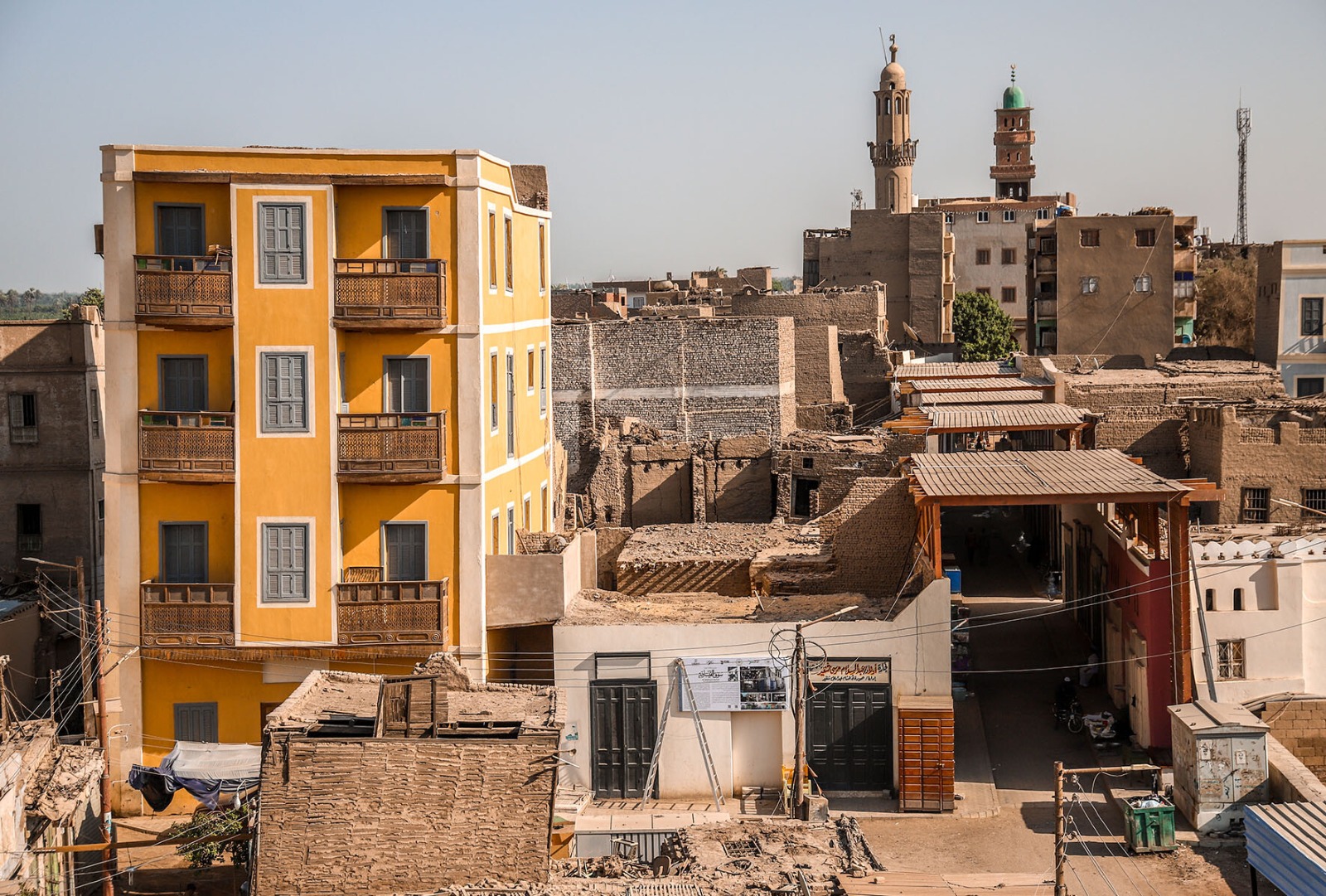 مشروع إعادة إحياء مدينة إسنا التاريخية في مصر.
