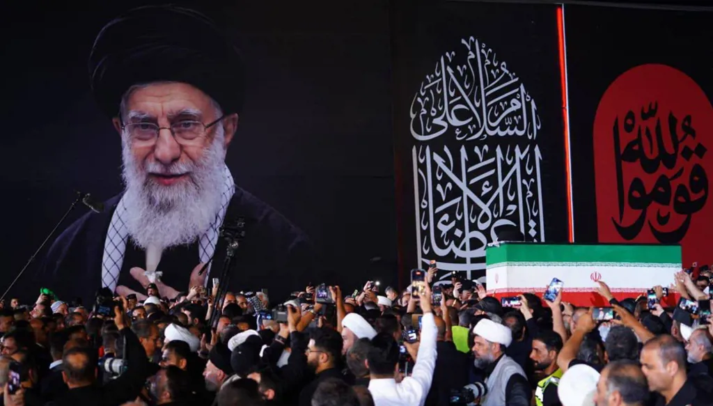 جثمان خامنئي يصل إلى النجف تمهيداً لمراسم تشييعه في العراق (فيديو)