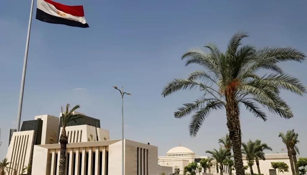 ضعف الطلب واضطراب الإمدادات يدفعان القطاع الخاص المصري إلى أسوأ انكماش منذ مطلع 2023