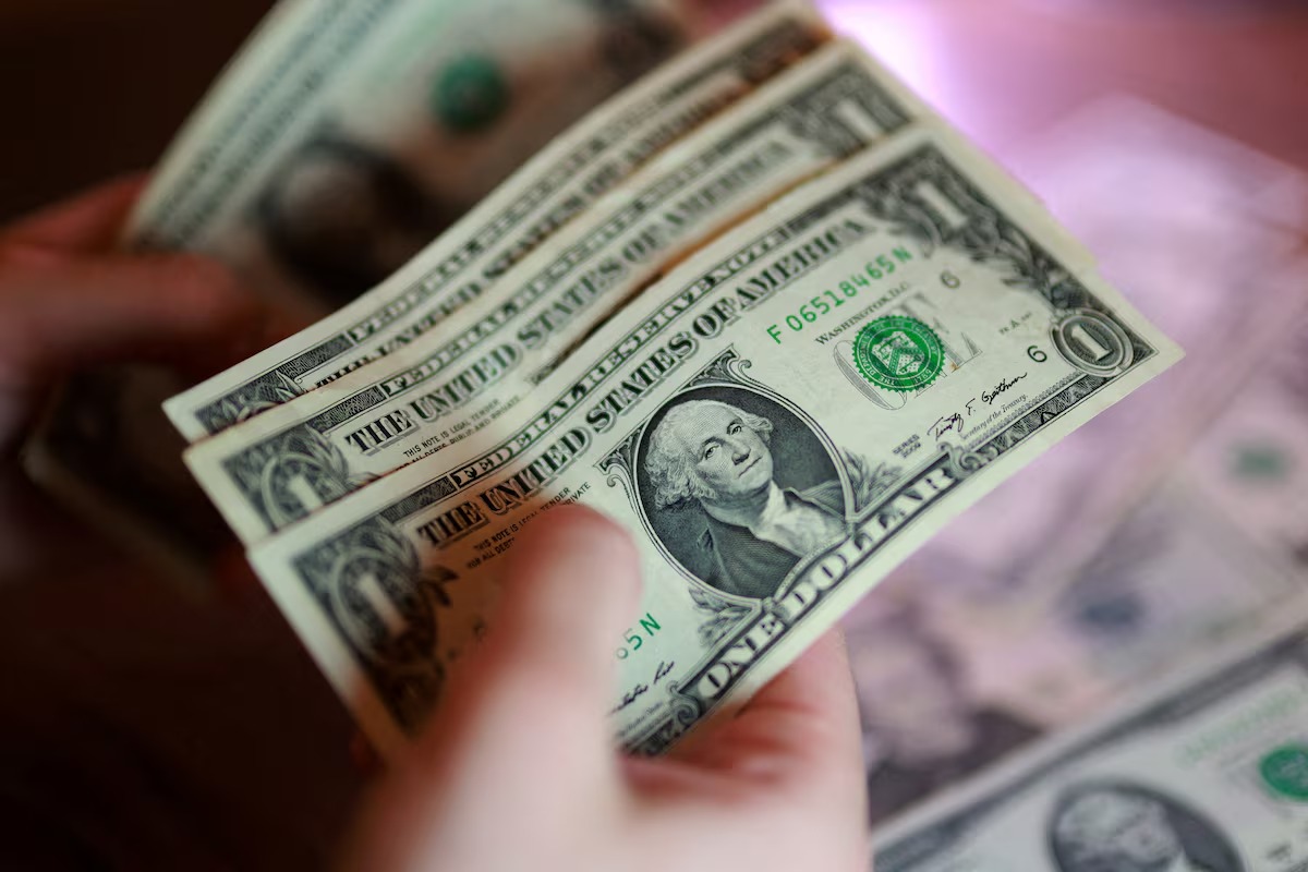 أوراق نقدية من فئة الدولار الأميركي (رويترز)