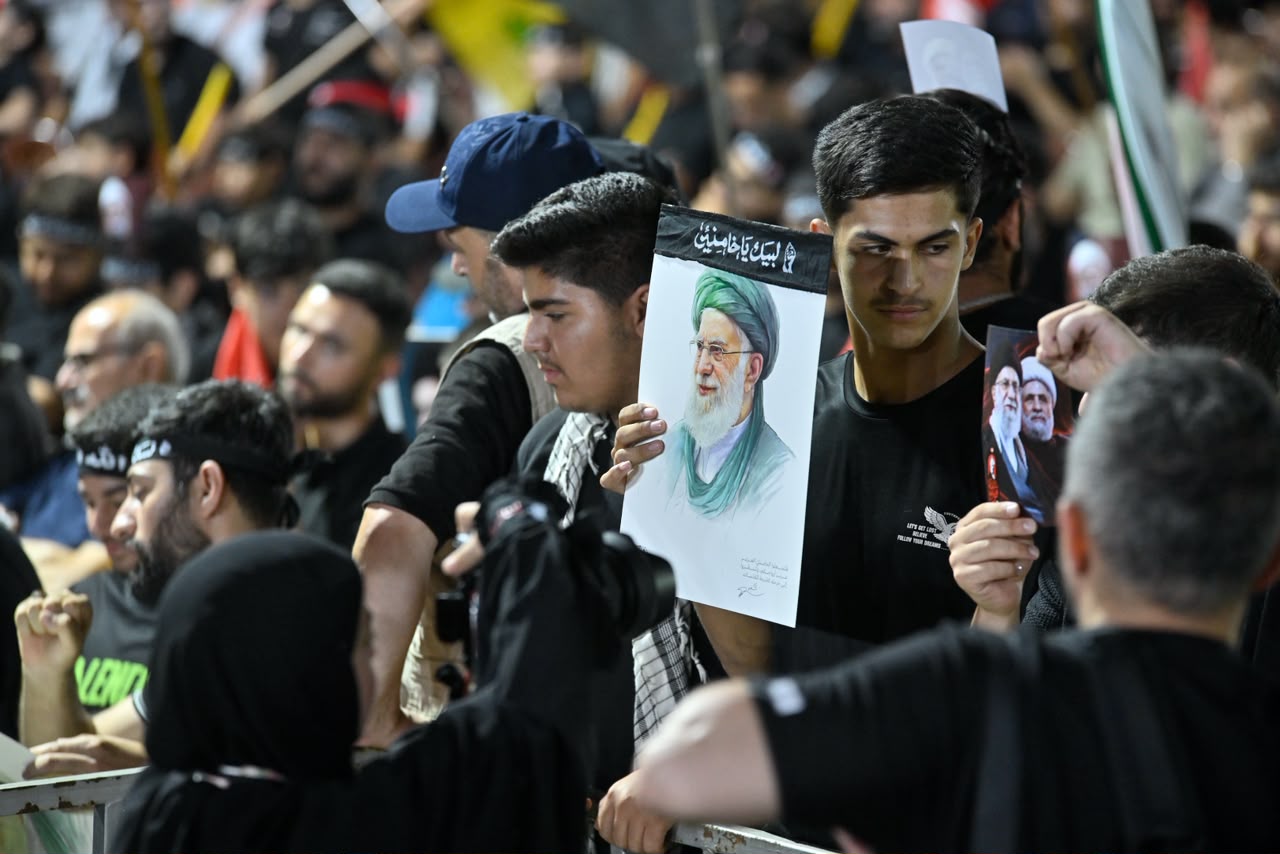 تجمّع شعبي في الضاحية الجنوبية لبيروت تزامناً مع تشييع خامنئي (حسام شبارو).