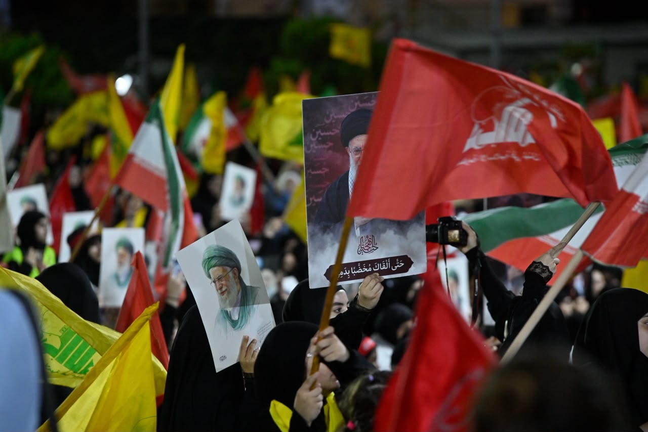 تجمّع شعبي في الضاحية الجنوبية لبيروت تزامناً مع تشييع خامنئي (حسام شبارو).