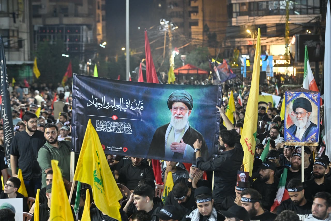 تجمّع شعبي في الضاحية الجنوبية لبيروت تزامناً مع تشييع خامنئي (حسام شبارو).