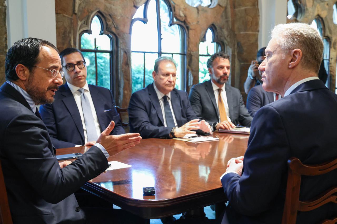 Le Président chypriote Nikos Christodoulides lors de sa rencontre avec le Ministre des Affaires Étrangères libanais Youssef Raji.