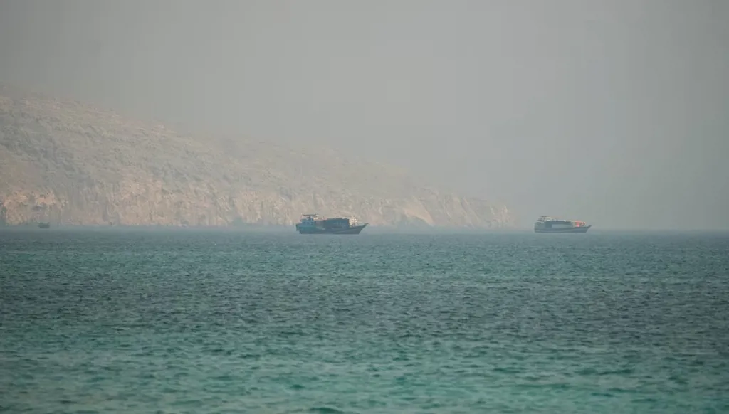 الوضع في هرمز: كلفة التأمين ترتفع وتدفع ناقلات نفط وغاز للتراجع