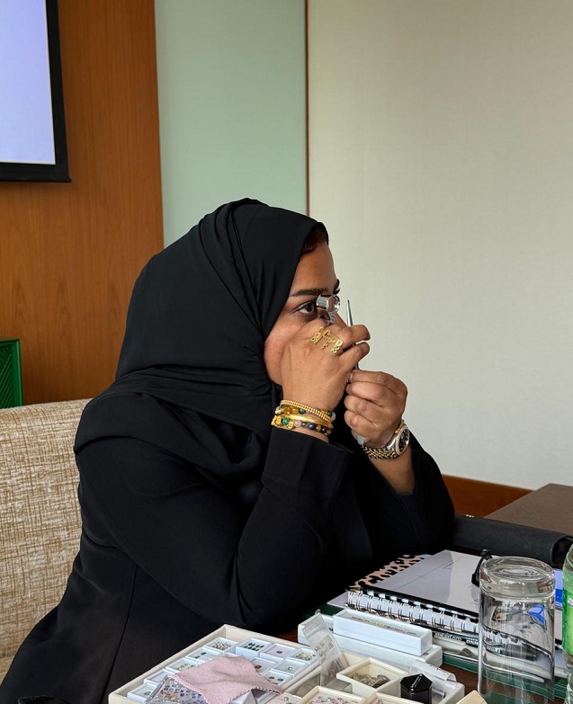 مصممة المجوهرات الإماراتية فاطمة المهيري (المكتب الإعلامي)