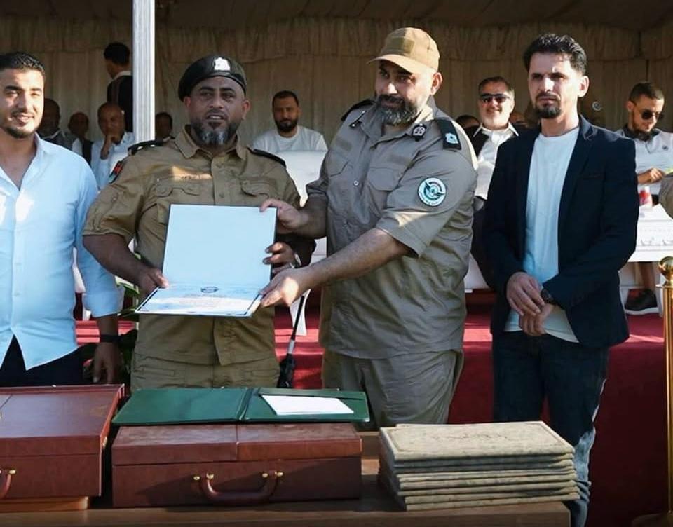 عبد الحميد العنيزي يوزّع شهادات خلال حفل تخريج دفعة جديدة من منتسبي جهاز دعم الاستقرار. (إكس)