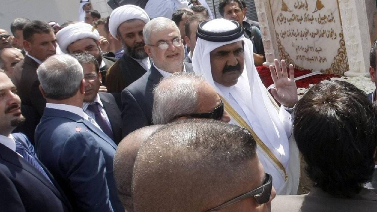  أمير قطر الراحل الشيخ حمد بن خليفة آل ثاني في بنت جبيل - جنوب لبنان عام 2010. (أرشيف النهار)