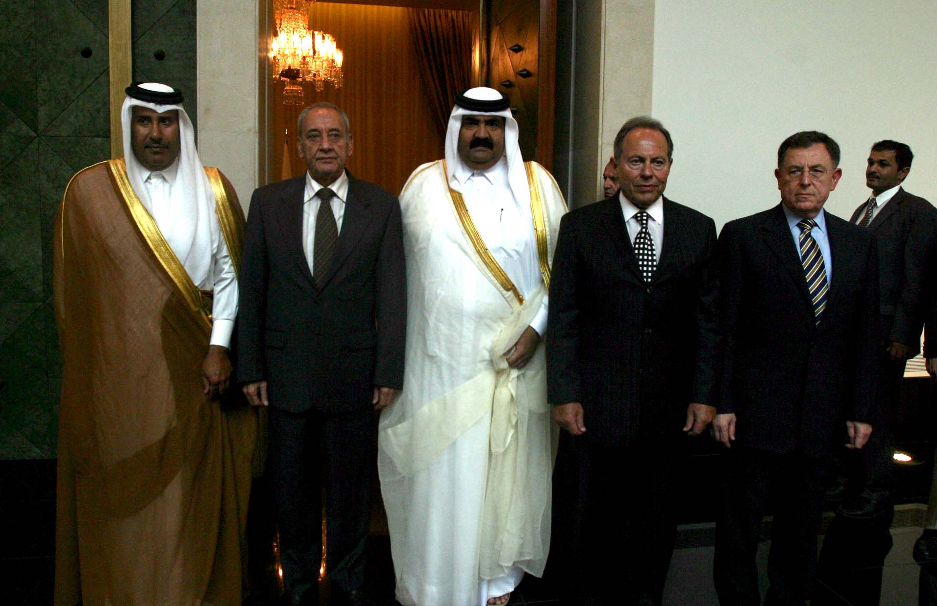 أمير قطر الراحل الشيخ حمد بن خليفة آل ثاني مع مسؤولين لبنانيين  في قصر بعبدا عام 2006. (أرشيف النهار)