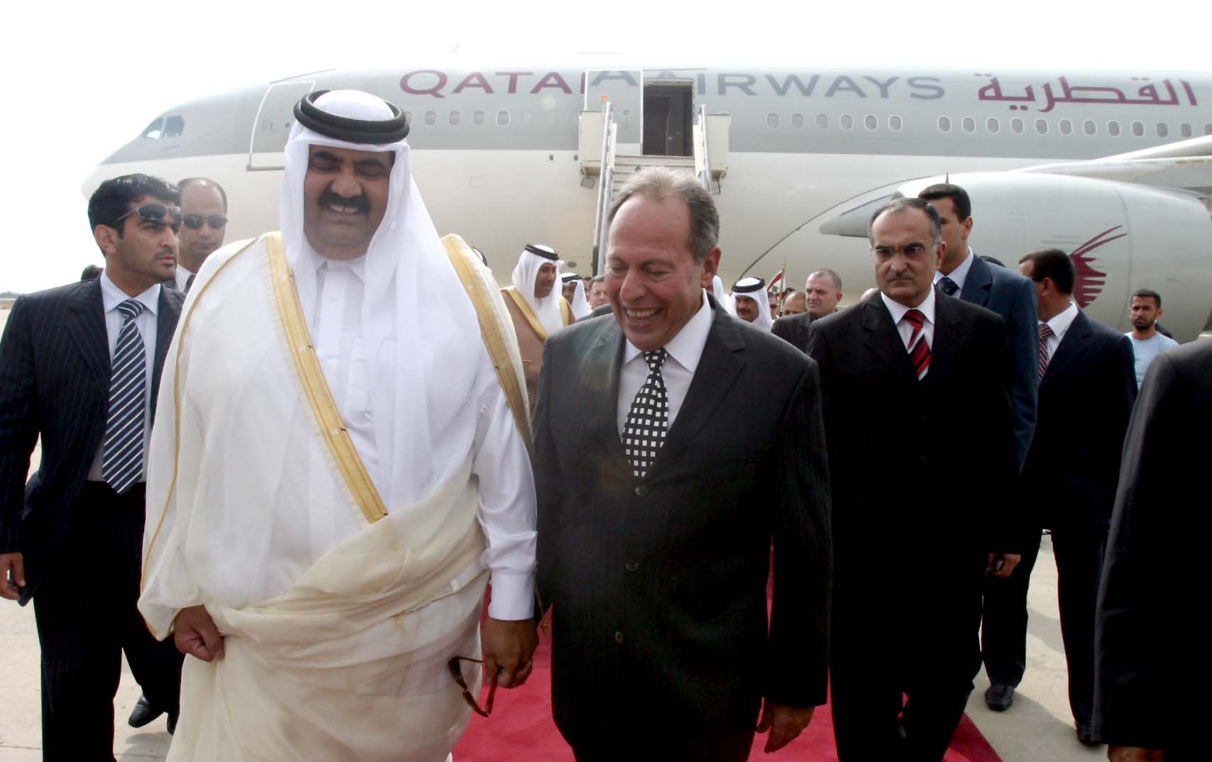 أمير قطر الراحل الشيخ حمد بن خليفة آل ثاني مع الرئيس اللبناني الأسبق إميل لحّود في مطار بيروت-  2006. (أرشيف النهار)