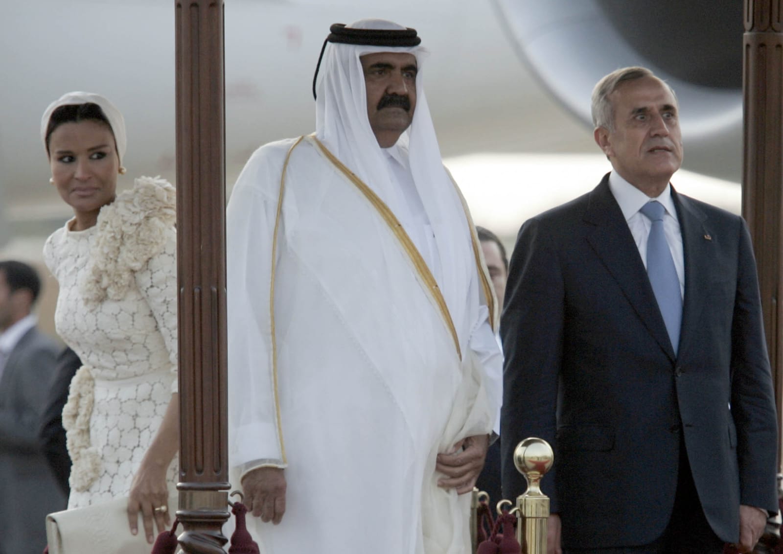  أمير قطر الراحل الشيخ حمد بن خليفة آل ثاني وزوجته الشيخة موزة مع الرئيس اللبناني الأسبق ميشال سليمان خلال مراسم الاستقبال في مطار بيروت. (أرشيف النهار)