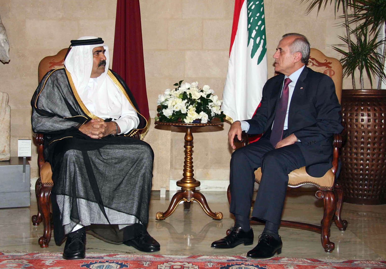  أمير قطر الراحل الشيخ حمد بن خليفة آل ثاني مع الرئيس اللبناني الأسبق ميشال سليمان في قصر بعبدا - 2010. (أرشيف النهار)