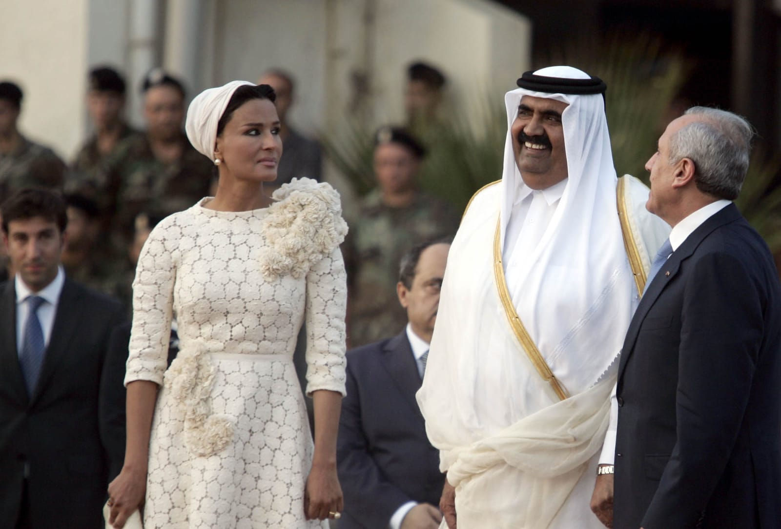  أمير قطر الراحل الشيخ حمد بن خليفة آل ثاني وزوجته الشيخة موزة مع الرئيس اللبناني الأسبق ميشال سليمان خلال مراسم الاستقبال في مطار بيروت. (أرشيف النهار)