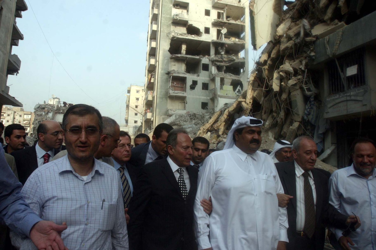 أمير قطر الراحل الشيخ حمد بن خليفة آل ثاني في الضاحية الجنوبية لبيروت عقب حرب تموز 2006. (أرشيف النهار)