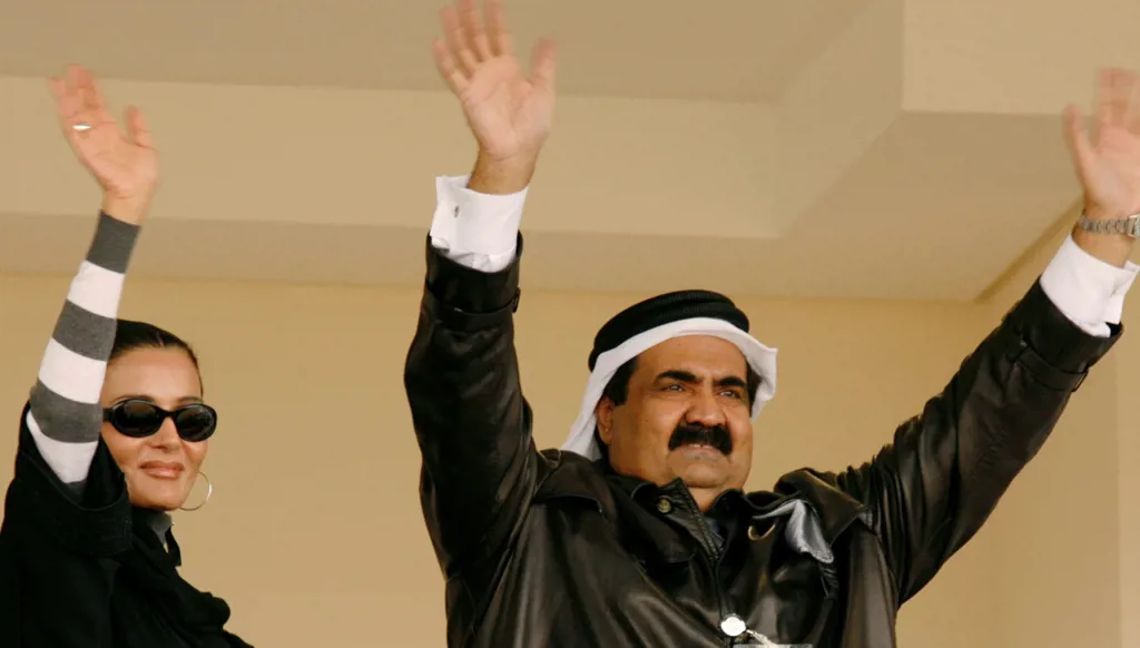 الشيخ حمد بن خليفة آل ثاني والشيخة موزا بنت ناصر خلال دورة الألعاب الآسيوية في الدوحة عام 2006. (رويترز)