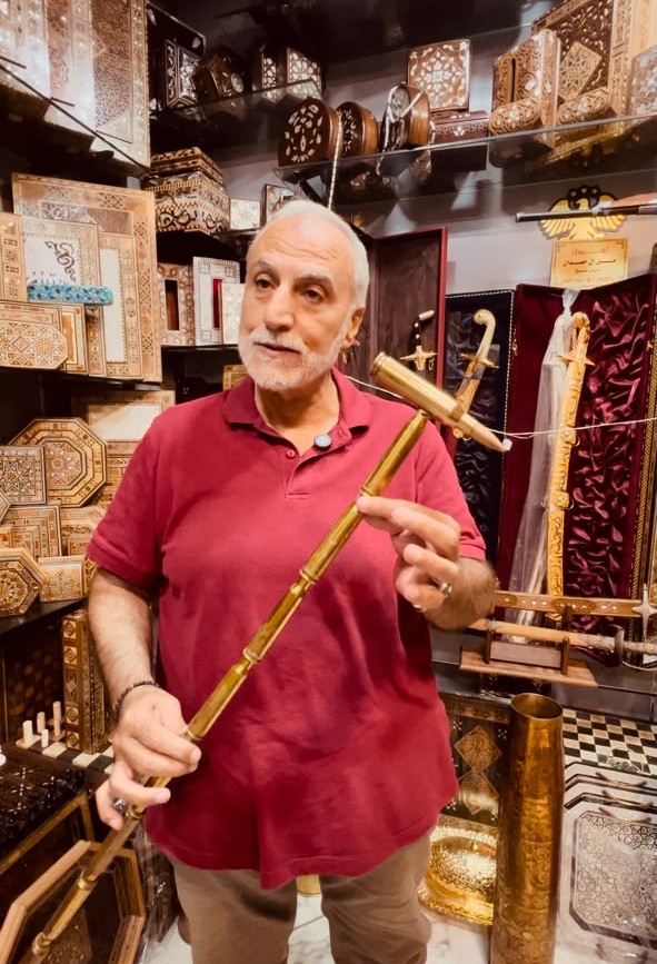عكّازة من بقايا رصاص.
