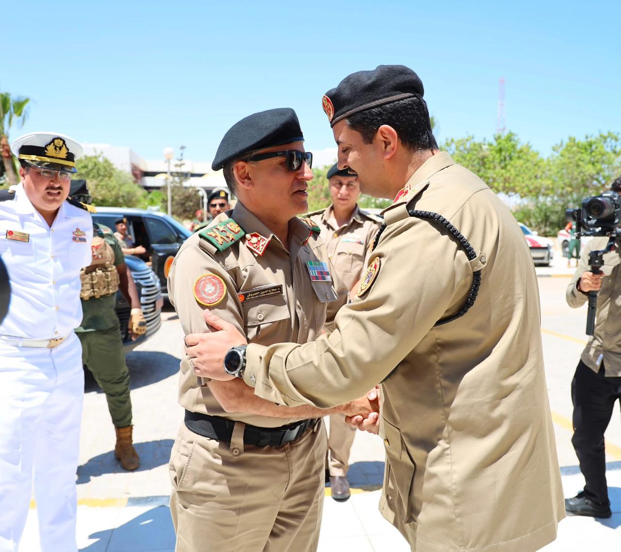 خالد حفتر مستقبلا صلاح النمروش في سرت. (رئاسة الأركان الليبية)