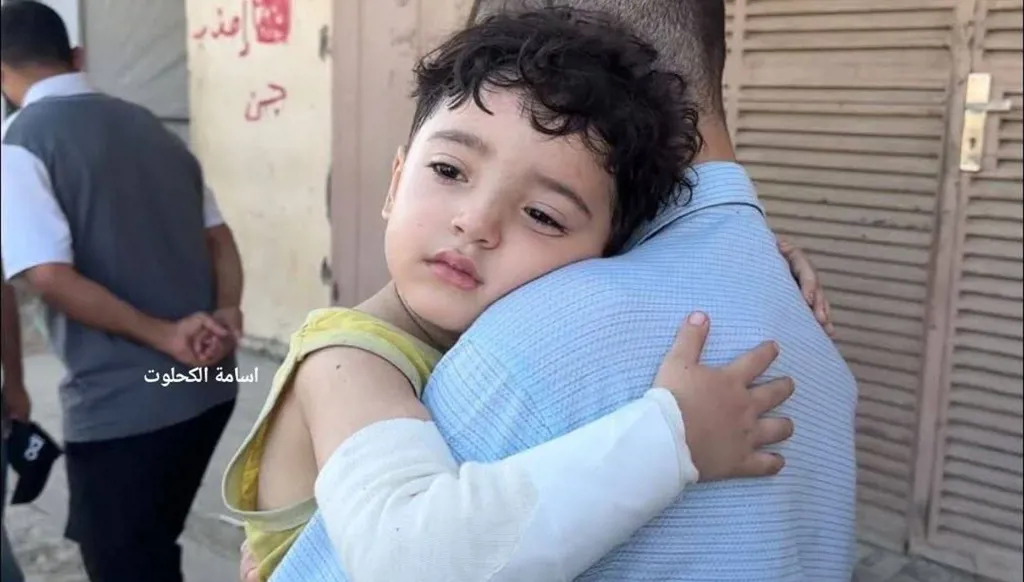 الناجي الوحيد... الطفل سامي أبو قاسم يفقد عائلته في قصف إسرائيلي على دير البلح