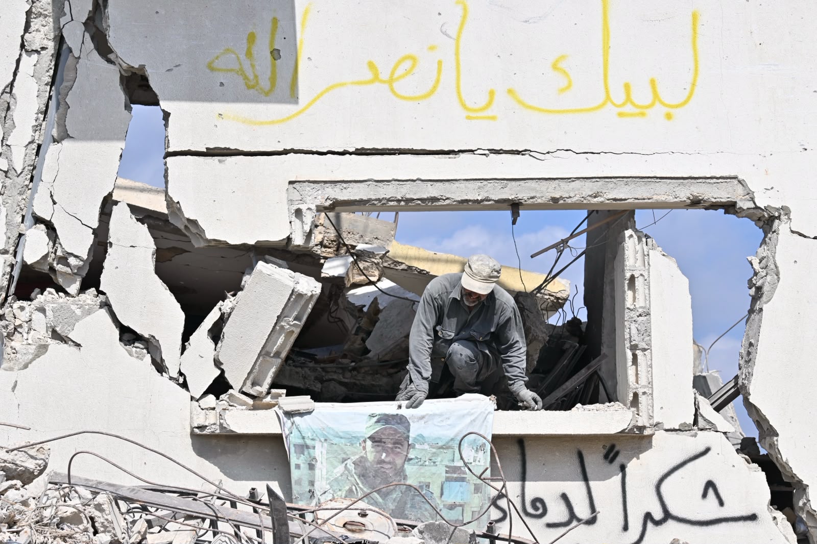 مواطن يرفع أنقاض منزله في بلدة فرون (حسام شبارو).