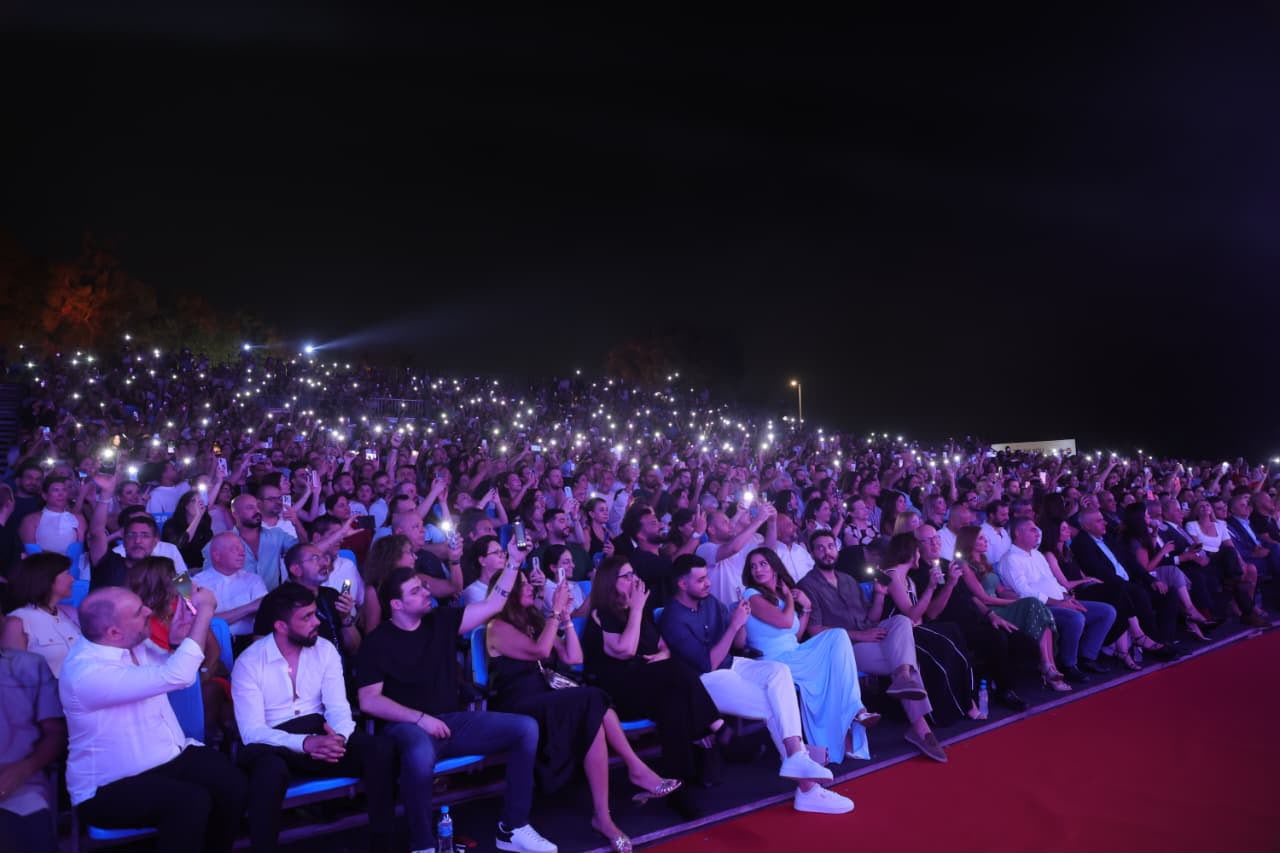 الجمهور في حفل افتتاح مهرجان أعياد بيروت مع الفنانة عبير نعمة.