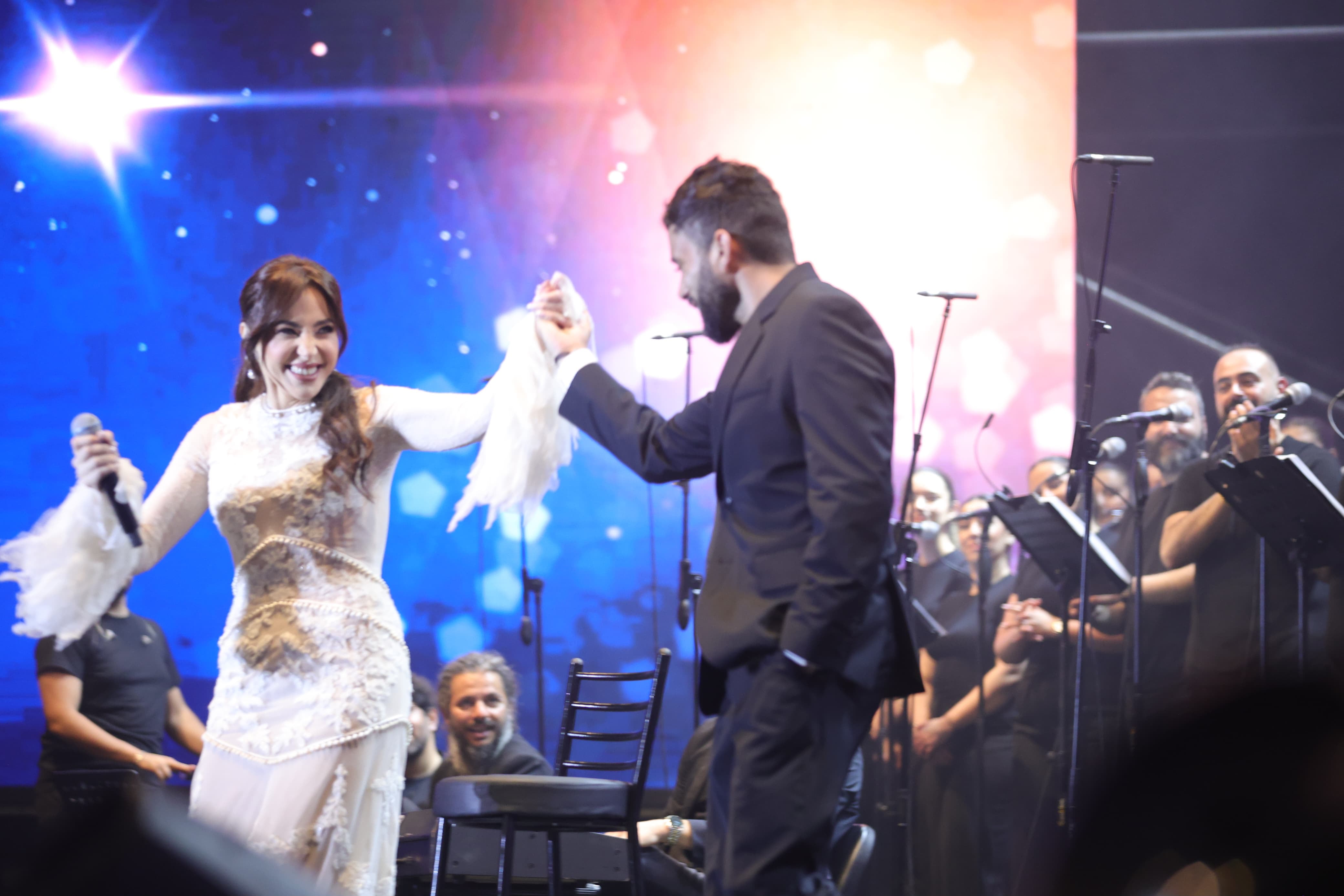 الفنانة عبير نعمة والفنان الجزائري أمين بابيلون على مسرح أعياد بيروت.