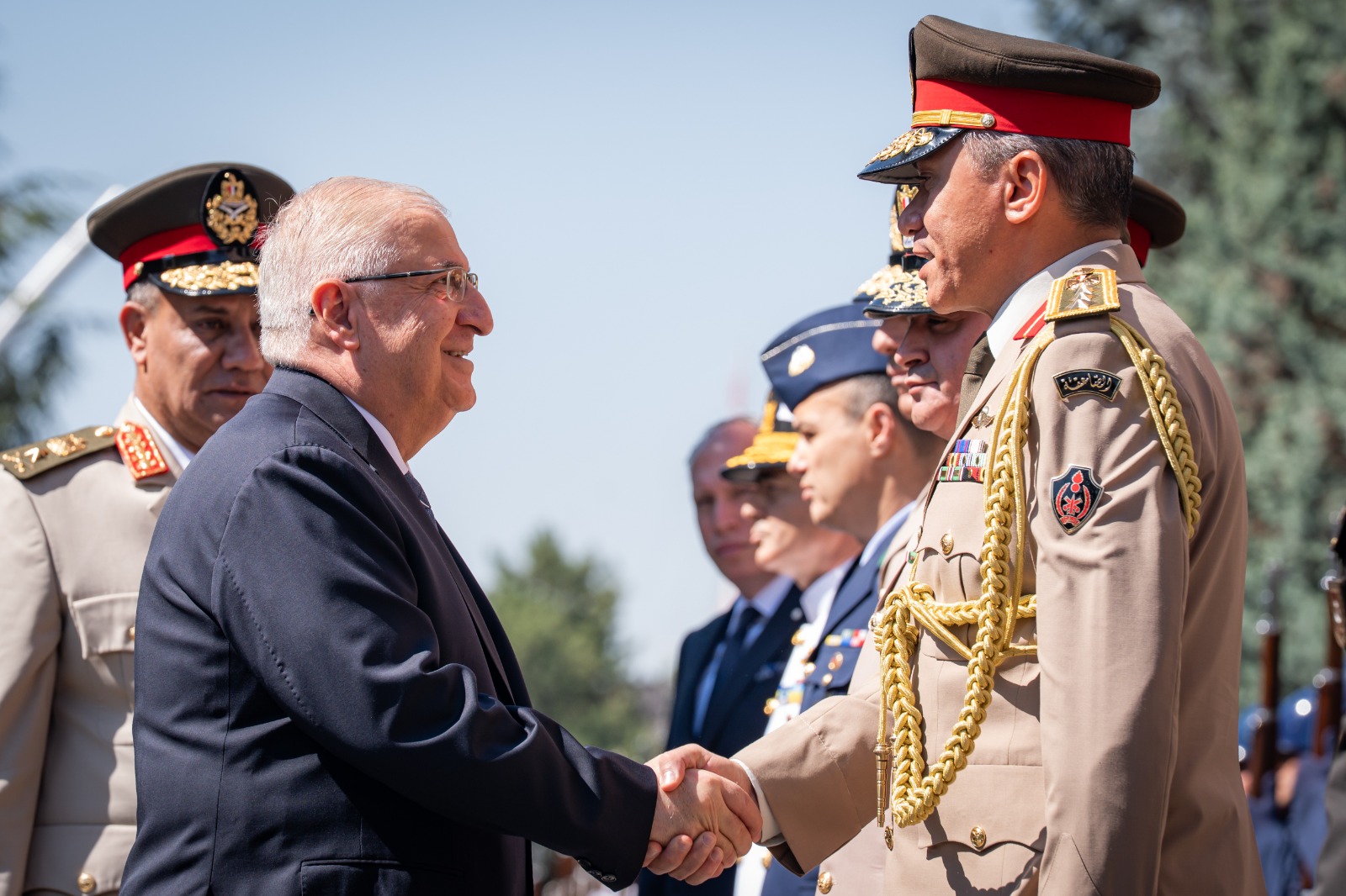 وزير الدفاع التركي يشار غولر مستقبلاً نظيره المصري الفريق أول أشرف سالم زاهر لدى وصوله إلى أنقرة. (الأناضول)