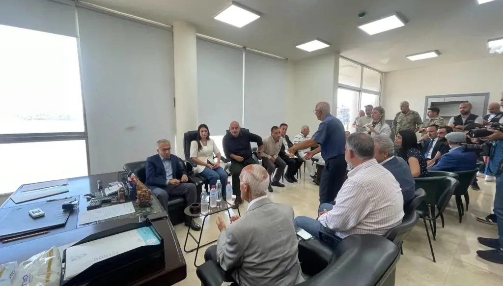 وزير الاقتصاد يزور مدينة صيدا في جنوب لبنان